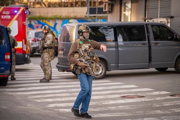 الشرطة في موقع إطلاق نار جماعي في كييف، أوكرانيا.