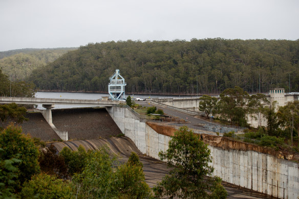 The government wants to raise Warragamba Dam by 14 metres, but the opposition is against the measure.