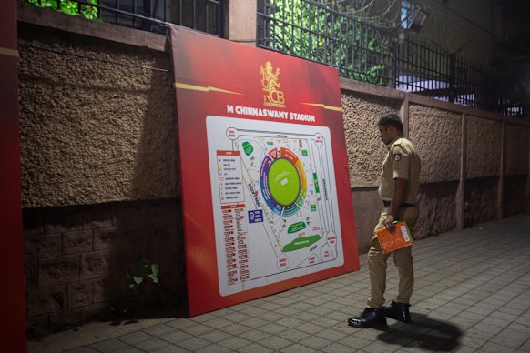 A police officer outside India’s M. Chinnaswamy Stadium at the weekend.