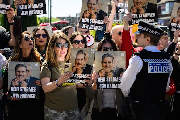 Folla con cartelli critici nei confronti del primo ministro britannico Keir Starmer, fuori dal servizio di risposta alle emergenze di Hatzola Northwest a Golders Green.
