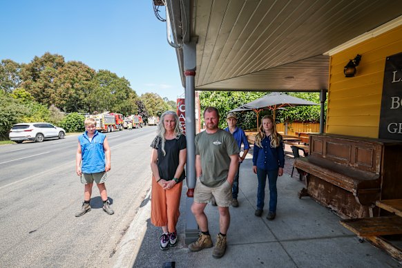 Harry, Cherry, Andrew, Nate e Belle Smith do lado de fora da Gellibrand River General Store na terça-feira.