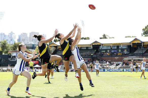 The Tigers’ Meagan Kiely attempts to mark the ball over Emma Kearney.