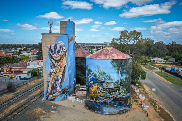 A bird’s-eye view of the artwork. 