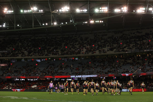 Footy under a closed roof at Marvel Stadium.