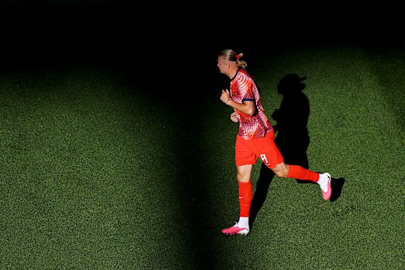 Haaland warms up.