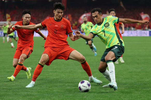 Nishan Velupillay takes on Hunag Zhengyu.