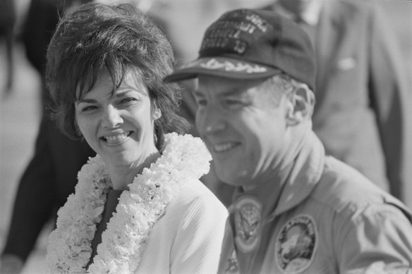 Mission commander Jim Lovell and his wife Marilyn reunited in Honolulu, Hawaii, after the safe return of Apollo 13. 
