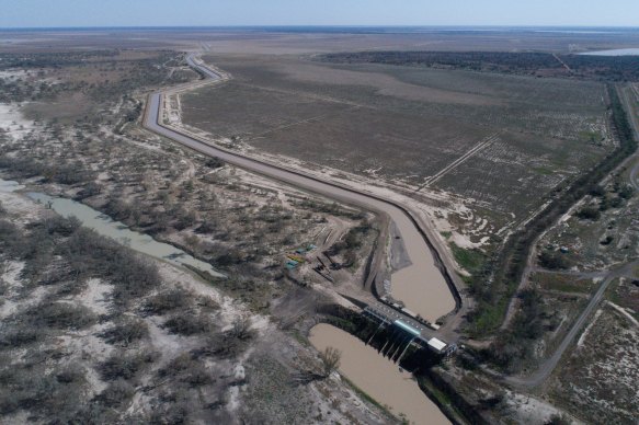 Cotton farms along major river systems, including Darling Farms near Bourke, are making the most of good river flows across the northern Murray-Darling Basin to get fill dams and prepare to what they hope will be a bumper crop to be planted in the spring.