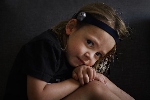 El alborotador de tres años lleva esperando una operación de otorrinolaringología desde septiembre de 2024 y, por tanto, tiene que llevar un audífono de conducción ósea. 