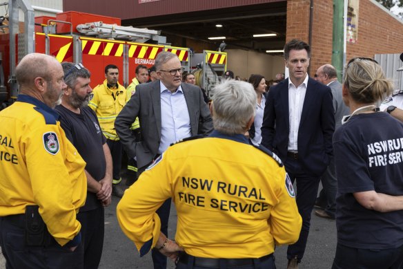 Anthony Albanese and Chris Minns meet with members of the RFS at the Bermagui staging area.