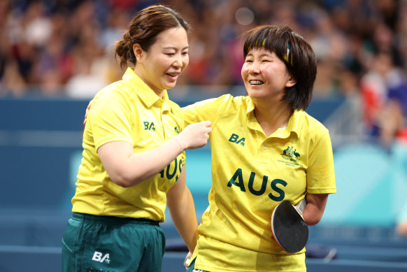 Lina Li and Qian Yang smiled after their victory in Paris. 