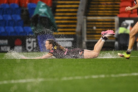 Brisbane fullback Tamika Upton scores against the Sharks.