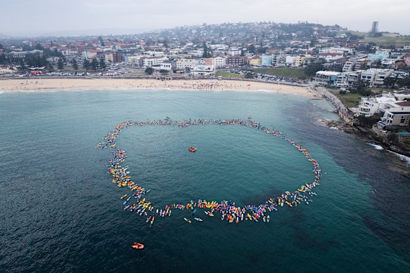 O remo em North Bondi para comemorar Nico Antic.