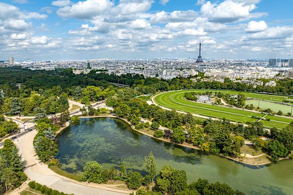 The 16th arrondissement includes Bois de Boulogne, “the lungs” of Paris”.