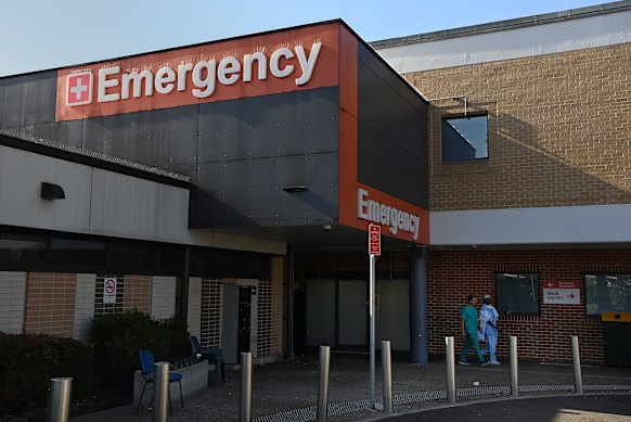  Crowded emergency departments are pushing doctors to the limit. 