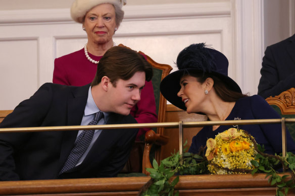 La reina María conversa con su hijo, el príncipe heredero Christian, mientras la princesa Benedikte observa, durante la celebración del ascenso de Federico al trono.