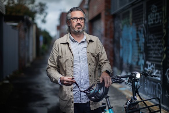 Bob Barrett utiliza su bicicleta eléctrica con más regularidad desde que aumentaron los precios del combustible.