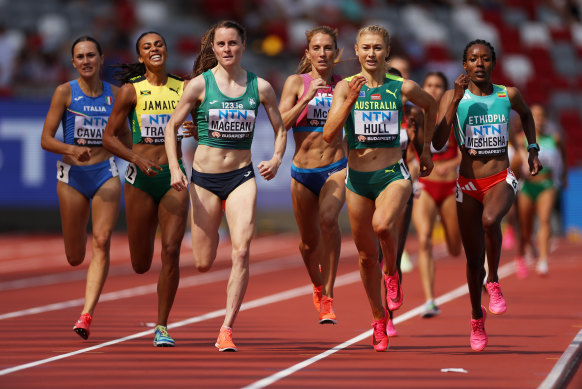 In the 1500m heats, Irish runner Ciara Mageean and Australia’s Jessica Hull push hard towards the finish line.