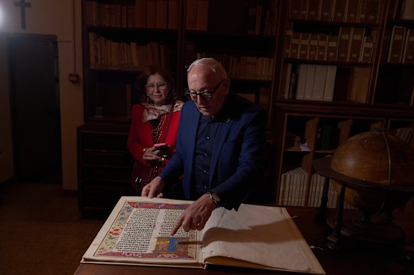 Fasani shows an example from I Corali della Biblioteca Capitolare, a collection of 17 large illuminated choir books created for the Verona Cathedral.