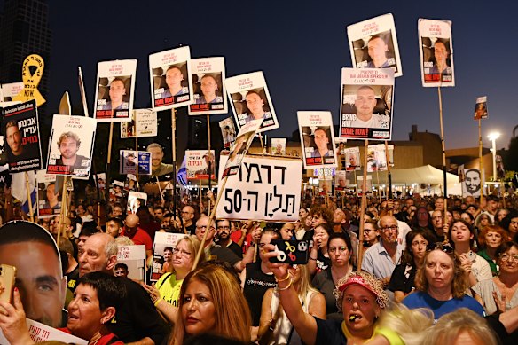 As pessoas se reúnem em Tel Aviv's 