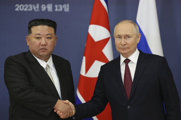 Лидер Северной Кореи Ким Чен Ын и президент России Владимир Путин пожимают друг другу руки во время встречи.