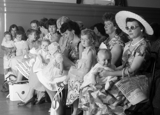 Mothers queue with babies and children for the Salk anti-polio vaccination at Parramatta Town Hall, 9 February 1960.