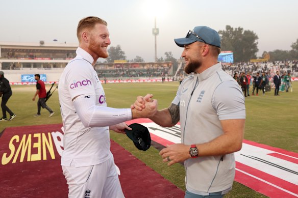 Modelos 'Bazball': o capitão da Inglaterra, Ben Stokes, e o técnico Brendon McCullum após a primeira vitória.