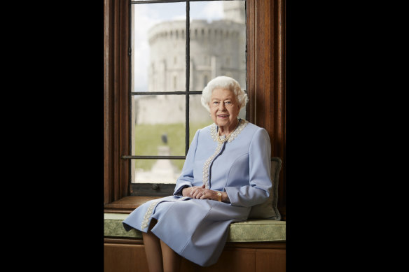 This is the official Platinum Jubilee portrait of the Queen, released on June 2.