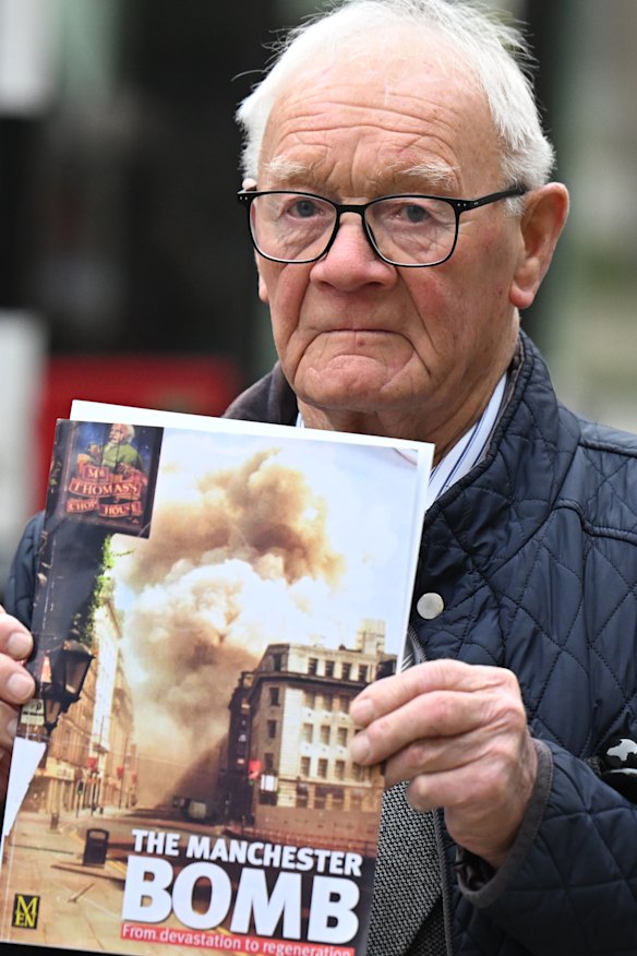 Barry Laycock está buscando danos simbólicos de Adams pelo bombardeio que lhe custou o emprego.