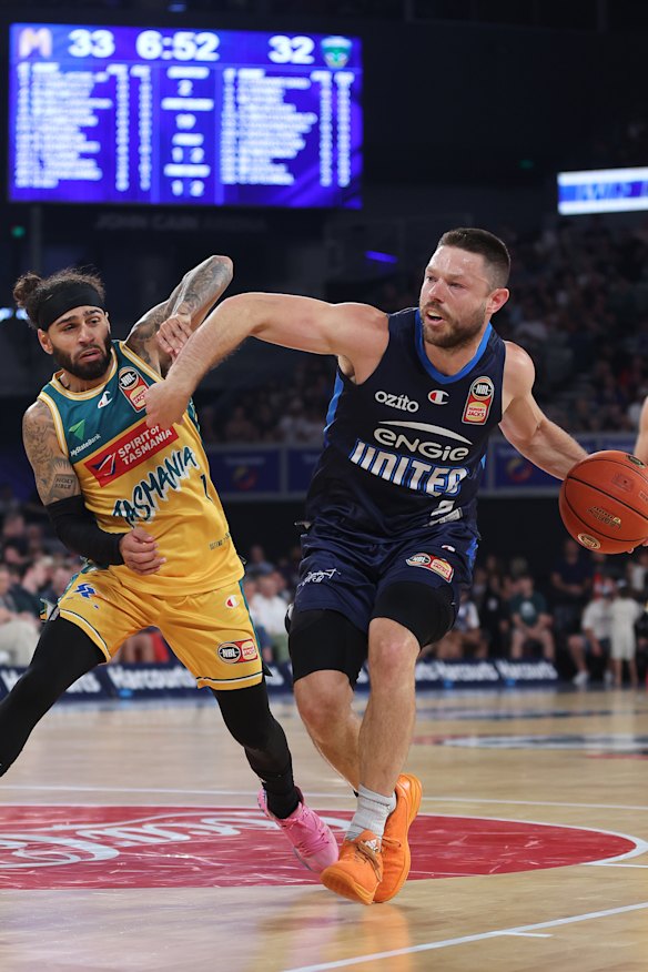 Matthew Dellavedova drives to the basket under pressure from Jordon Crawford.