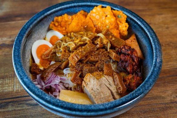 Mote hin kar (noodle soup).