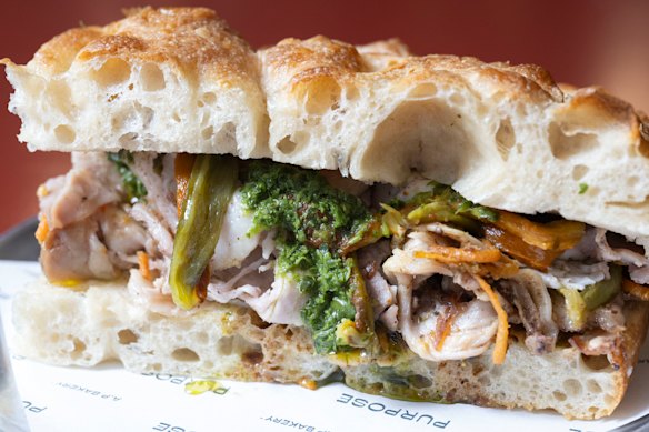 Ofereça focaccia ou ciabatta para sanduíches caseiros de porchetta. 