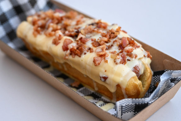 Perro Salvaje (the well-stuffed hot dog).
