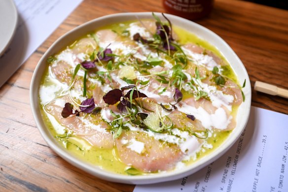 O popular sashimi de peixe-rei com limão, pimenta, coco e manjericão tailandês no Chin Chin.