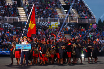 Papua Yeni Gine'nin bayrak taşıyıcıları John Ume ve Rellie Kaputin, Cuma günü Birmingham 2022 Commonwealth Games açılış töreninde takımlarına liderlik ediyor.  Ülkenin üç haftalık seçimleri 4 Temmuz'da başladı ve henüz sonuçlanmadı.