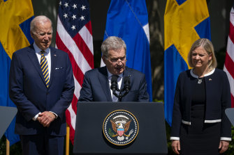 Finlandiya Cumhurbaşkanı Sauli Niinisto (ortada), Beyaz Saray'da ABD Başkanı Joe Biden (solda) ve İsveç başbakanı Magdalena Andersson olarak konuşuyor.  İsveç ve Finlandiya, NATO'ya katılmak için Batı'dan güçlü bir desteğe sahip oldular.