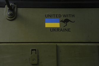 Een kangoeroe-mascotte naast de Oekraïense vlag op de drager. 