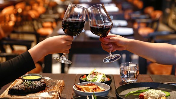 COVID-19 socially distant restaurant dinner date.