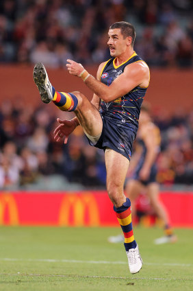 Taylor Walker kicks and misses against Collingwood.