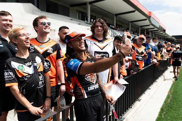 Luai takes a selfie with Tigers fans after joining the club in 2024.