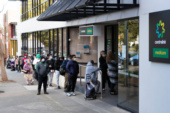People queue at Centrelink office in south-western Sydney during the 2021 Delta outbreak. 