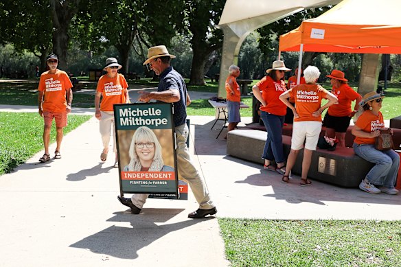 A campaign barbecue for Michelle Milthorpe campaigners, who are mobilising in Albury.