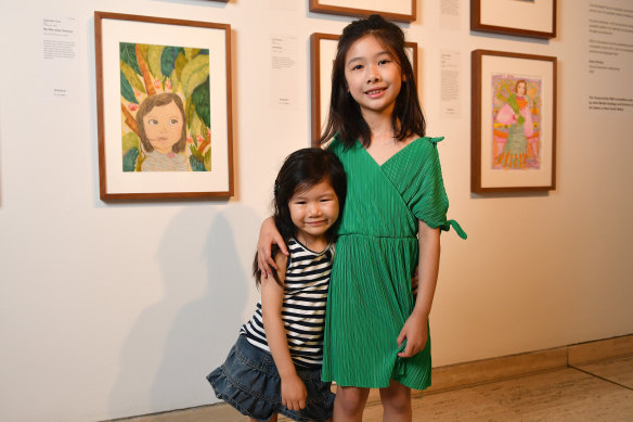 Gabrielle Guo with her sister Vivienne and winning painting at the Art Gallery of NSW on Saturday. 