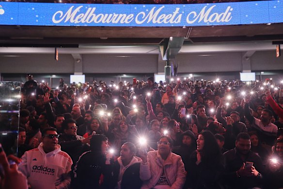 Fans react as Modi and Albanese address the crowd.