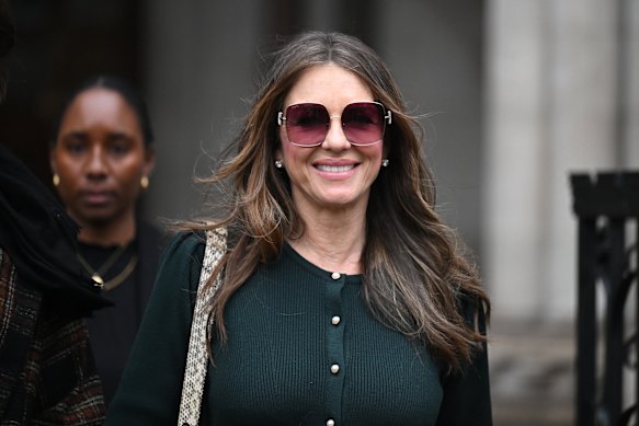 L'attrice britannica Elizabeth Hurley lascia giovedì la corte a Londra.