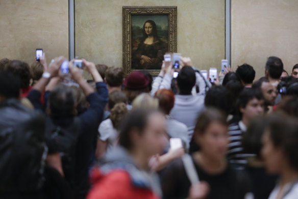 Tourists scramble to snap the all-important picture of da Vinci's iconic picture.