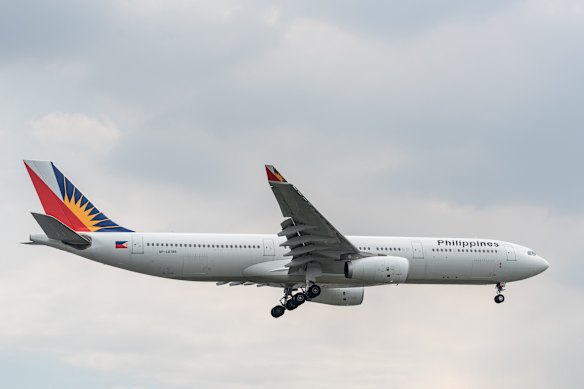 Sebuah Philippine Airlines Airbus A330 sedang mendekati Manila.