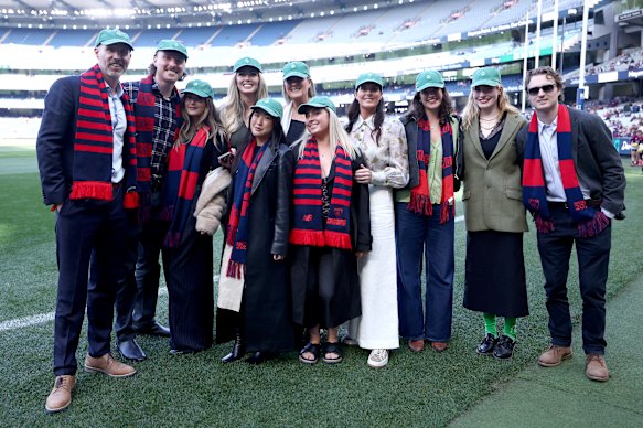 A família Stynes ​​no MCG no Jim Stynes ​​​​Day, homenageando a falecida lenda de Melbourne, que ganhou uma medalha Brownlow e mais tarde se tornou presidente do clube.