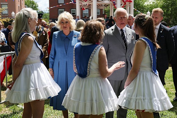 I reali incontrano la gente del posto a una festa di quartiere giustamente chiamata Front Royal, Virginia.