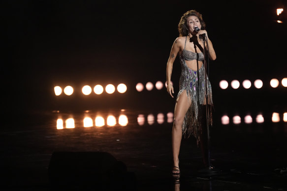 Miley Cyrus gives a joyful performance of Flowers. 